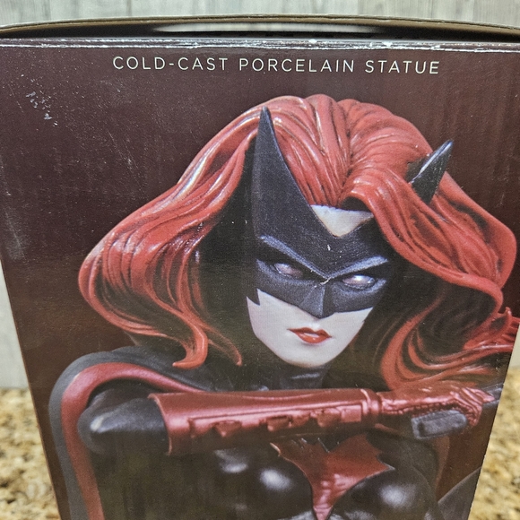 DC Collectibles DC Comics Cover Girls Batwoman Statue 3613 of 5200 RARE LIMITED - Picture 15 of 16